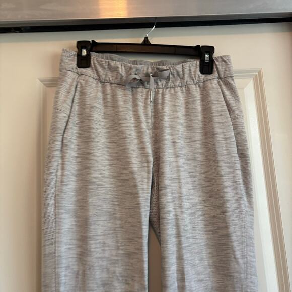 Lululemon On The Fly Pant Sz 6 Cropped Light Grey Athletic Athleisure - Picture 3 of 10